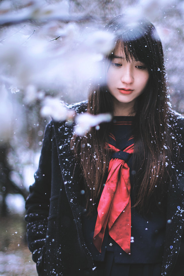 雪地上的清纯女子图片  第7张