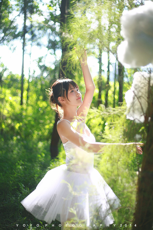 夏日美女在森林中舞动身姿  第1张