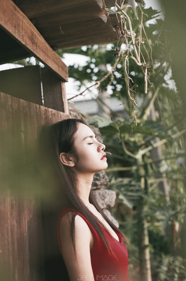 红裙女子白皙肌肤迷人写真  第6张