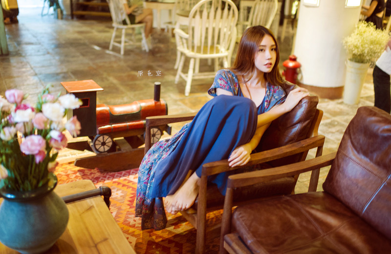 碎花长裙女子清纯图  第7张