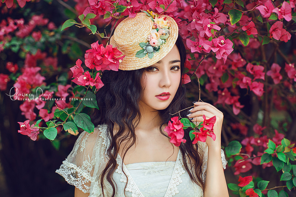 花中卷发清纯迷人女子  第1张