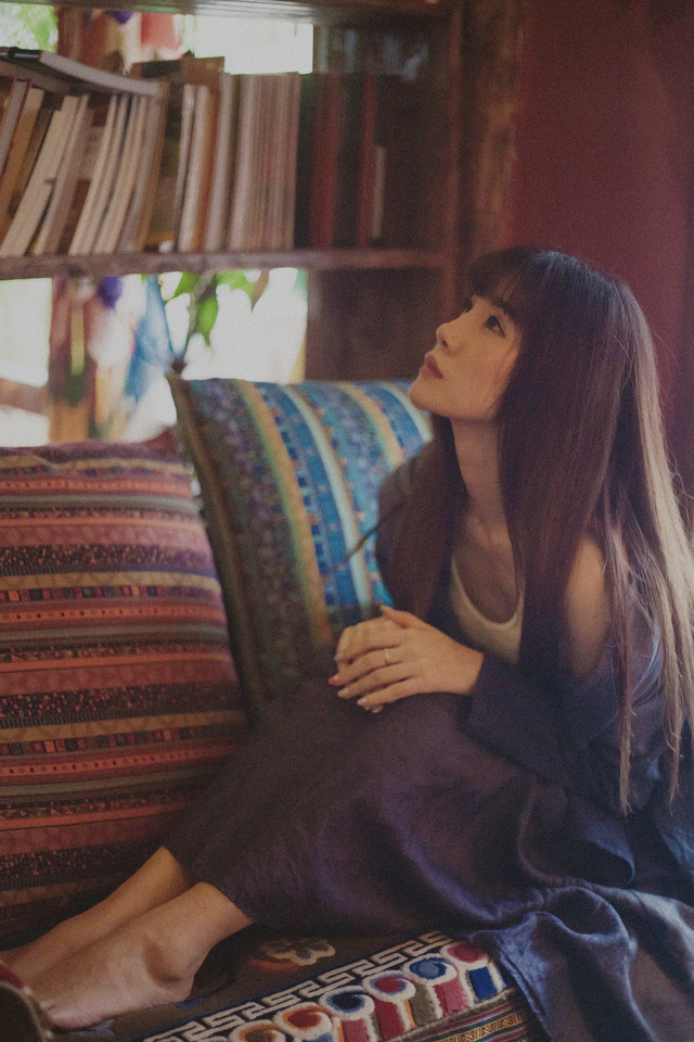 忧伤美女私房迷人长裙  第6张