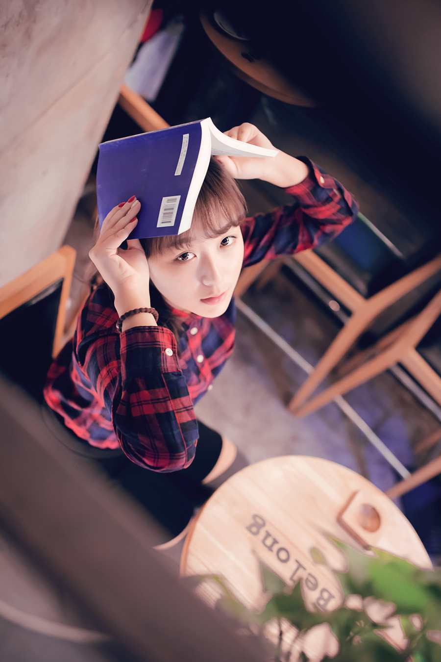 复古女子户外气质写真  第1张