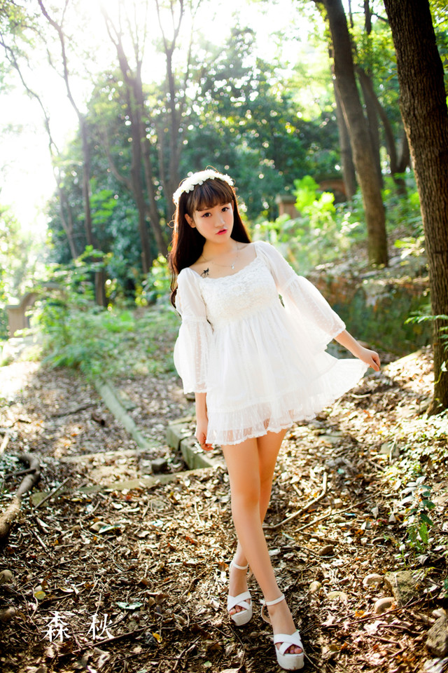 蕾丝短裙美女在深秋的森林写真图  第3张