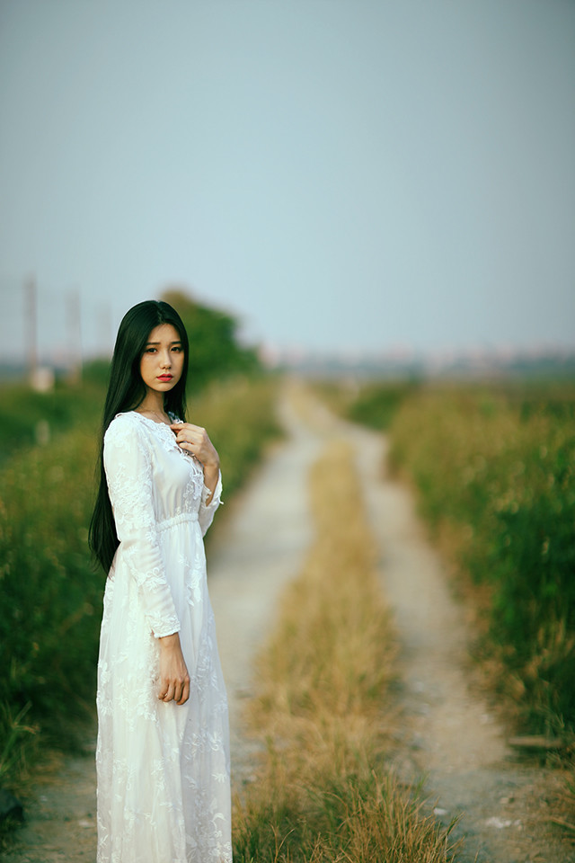 长裙女子户外思绪  第19张