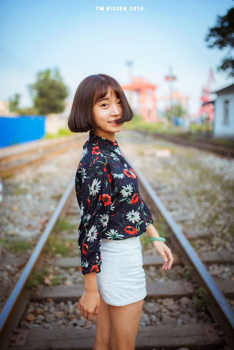 铁轨上的短发女子时尚图  第1张
