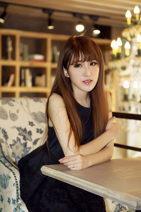 复古书店的清纯动人美女  第10张