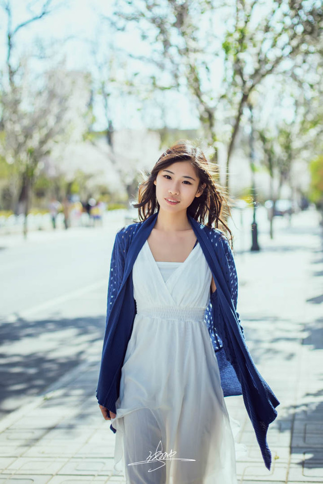 暖阳下的长裙少女迷人图  第5张