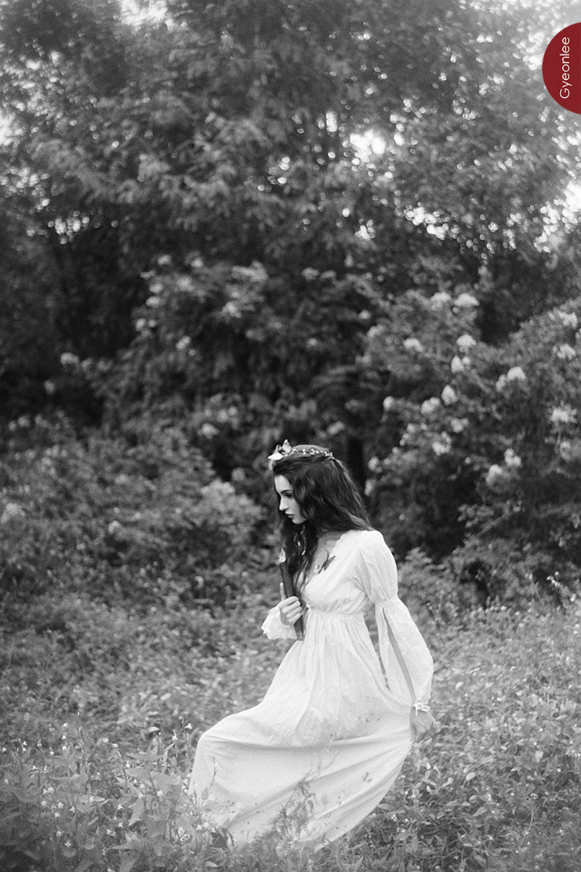 草丛长裙美女唯美图  第4张