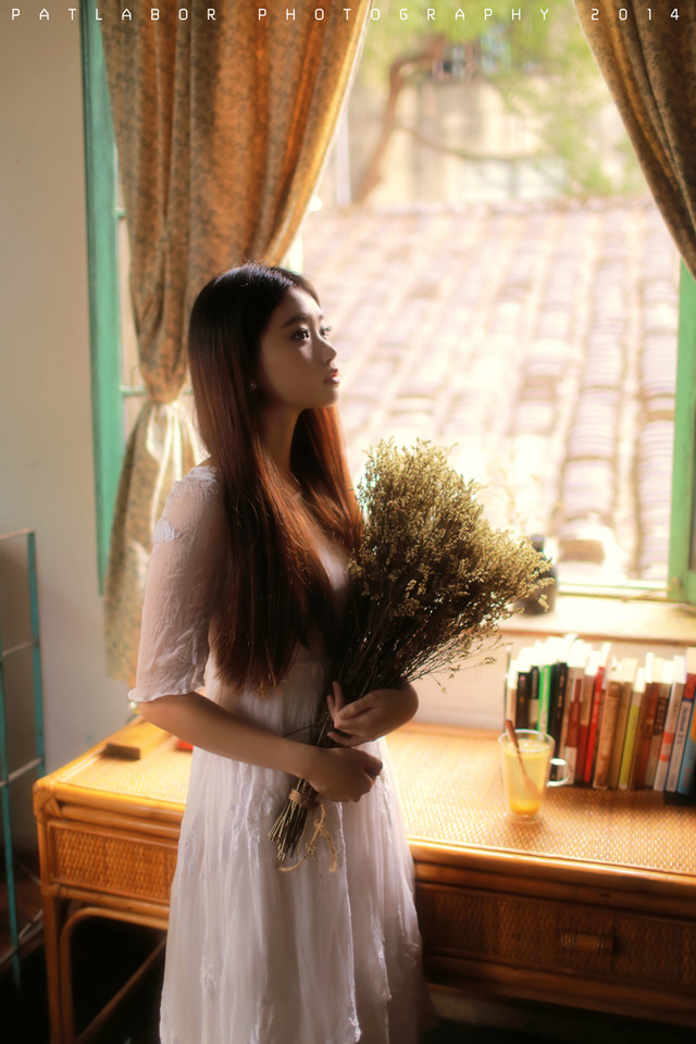 清纯白裙美女在等待  第9张