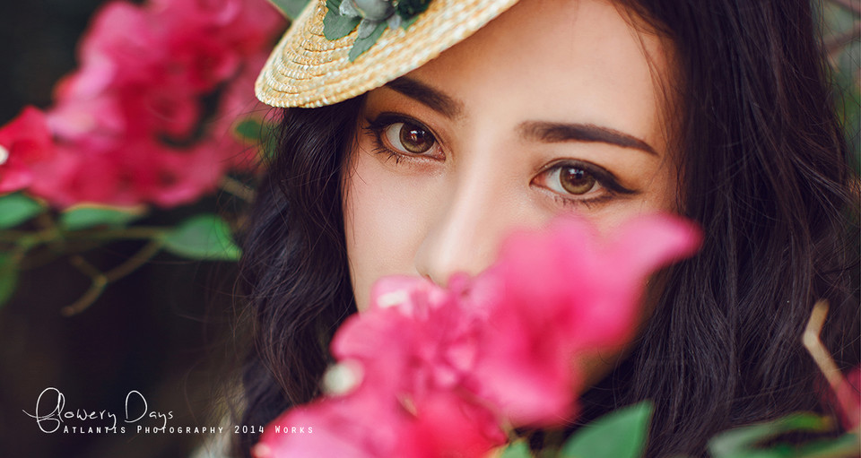 花中卷发清纯迷人女子  第3张