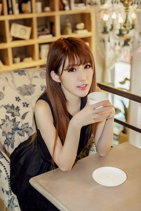 复古书店的清纯动人美女  第2张