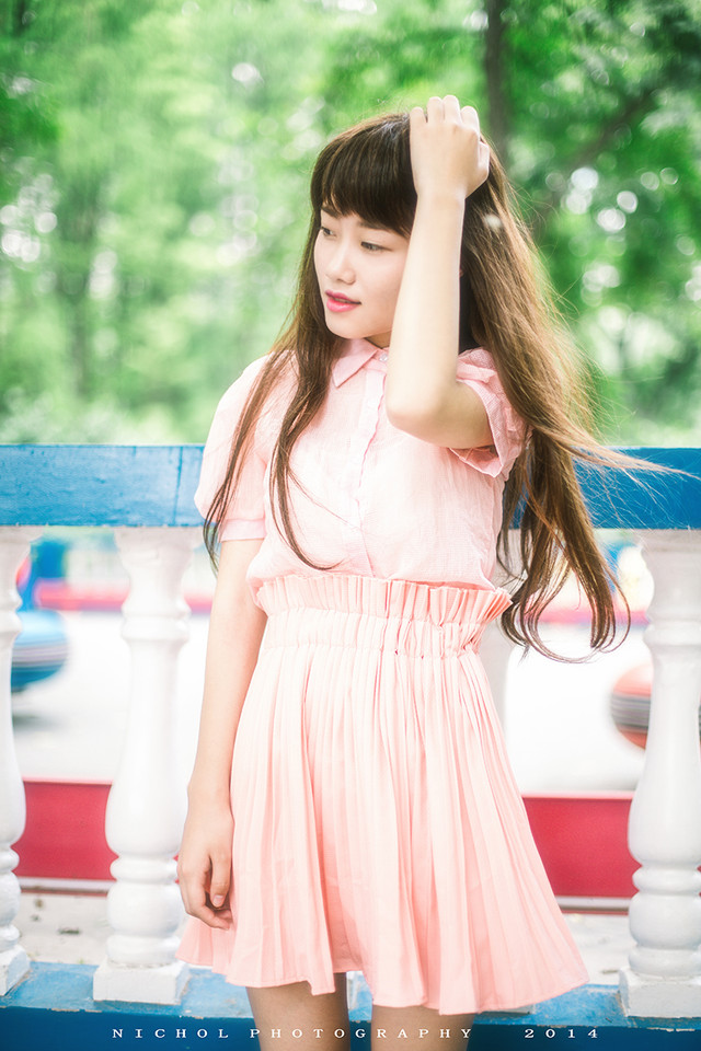 游乐场的长裙女子俏皮写真  第6张