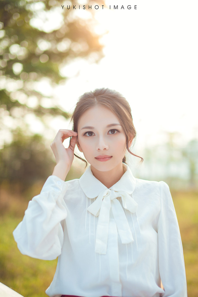 红裙美女的户外清纯图  第6张