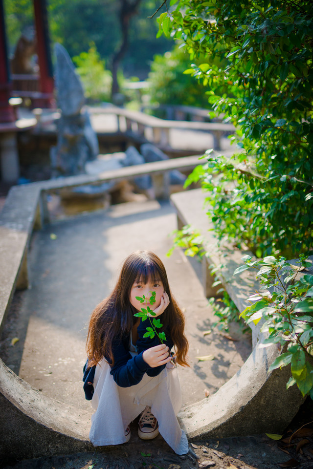 长发美女户外清纯甜美图  第3张