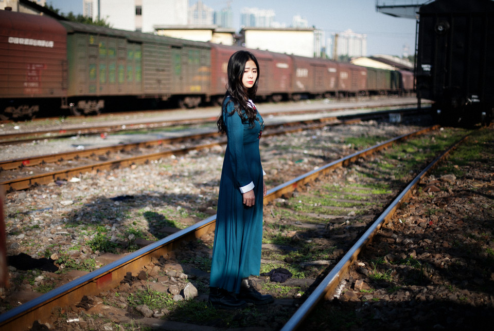 铁轨上长裙迷人唯美图  第1张