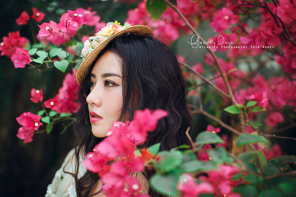 花中卷发清纯迷人女子  第7张