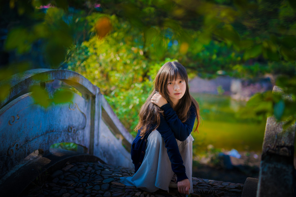 长发美女户外清纯甜美图  第4张