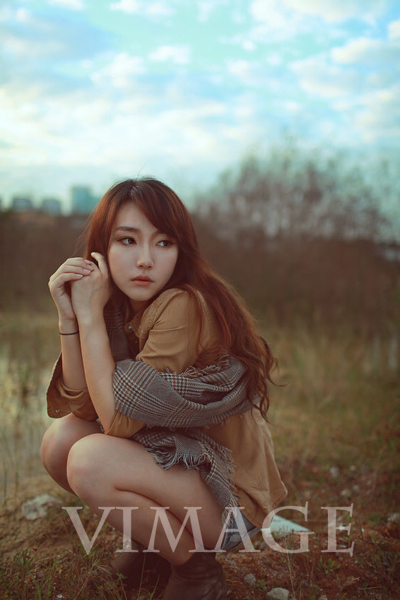 清纯长发美女户外写真  第2张