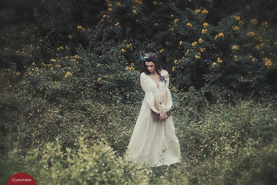 草丛长裙美女唯美图  第19张