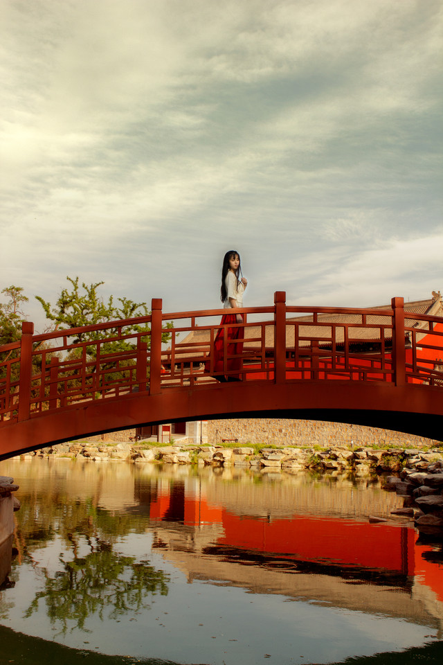 夕阳下气质美女唯美图  第5张