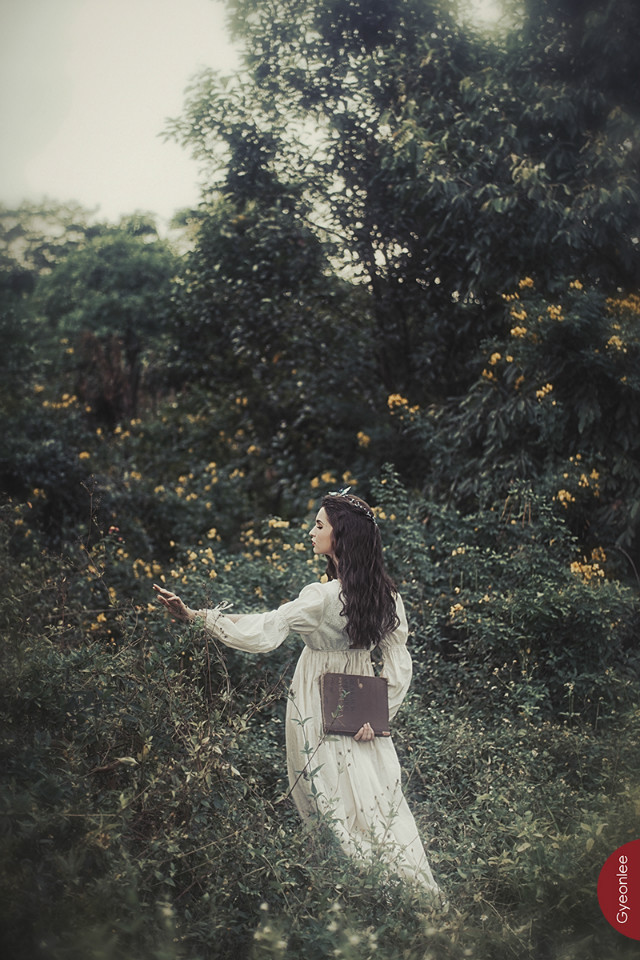 草丛长裙美女唯美图  第1张