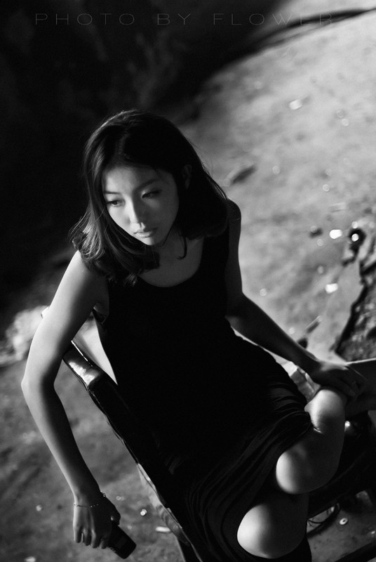 黑裙女子废楼的沉淀图  第4张