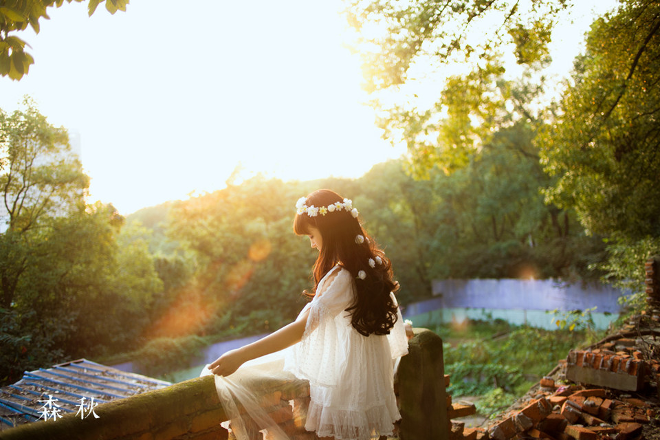 蕾丝短裙美女在深秋的森林写真图  第1张
