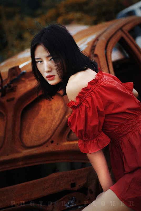 短发女子随风飘逸的红裙  第6张