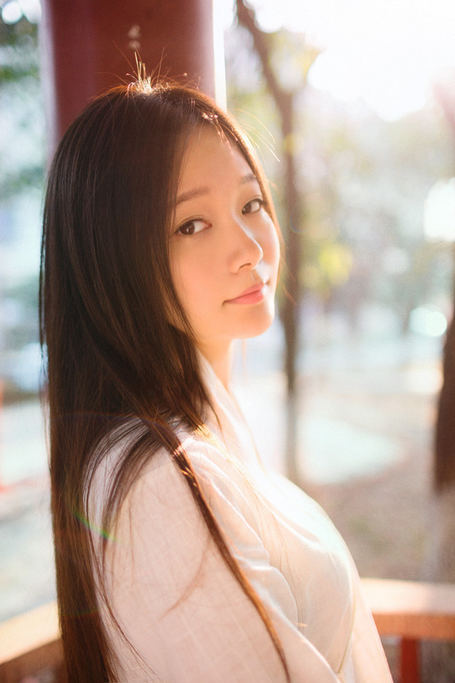 白衣美女犹如出镜图  第5张