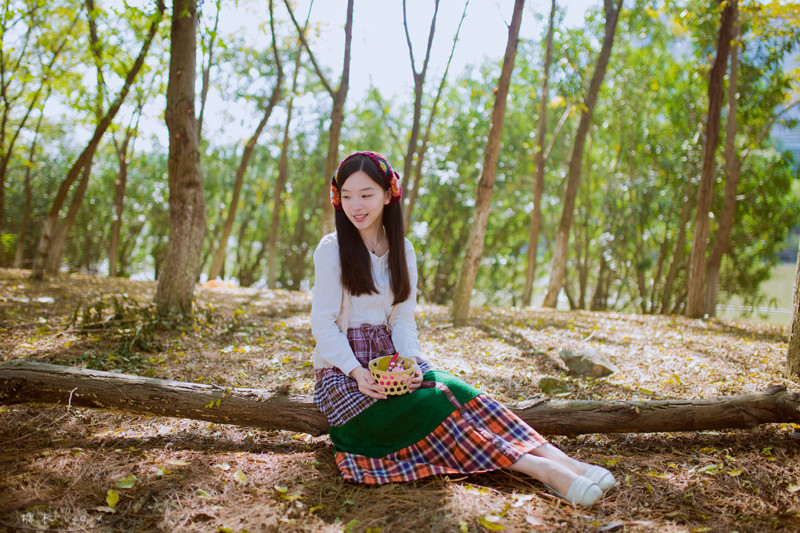 碎花裙美女森林捡松果  第2张